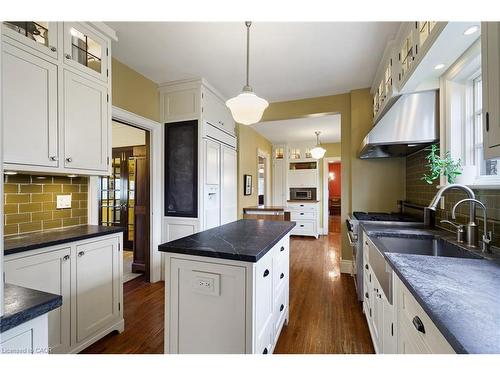 2 Oak Knoll Drive, Hamilton, ON - Indoor Photo Showing Kitchen