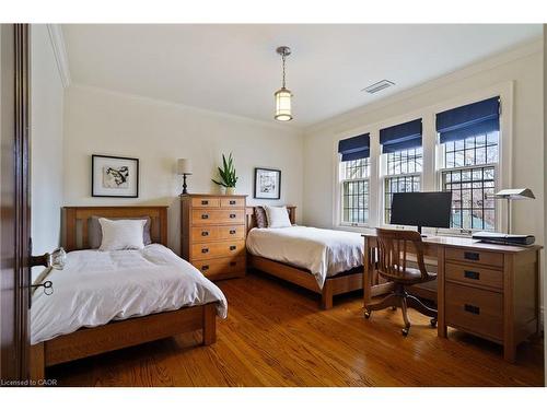 2 Oak Knoll Drive, Hamilton, ON - Indoor Photo Showing Bedroom
