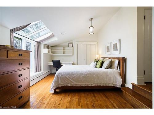 2 Oak Knoll Drive, Hamilton, ON - Indoor Photo Showing Bedroom