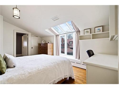 2 Oak Knoll Drive, Hamilton, ON - Indoor Photo Showing Bedroom