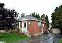 Upper-889 Fennell Avenue E Hamilton, ON L8V 1W5