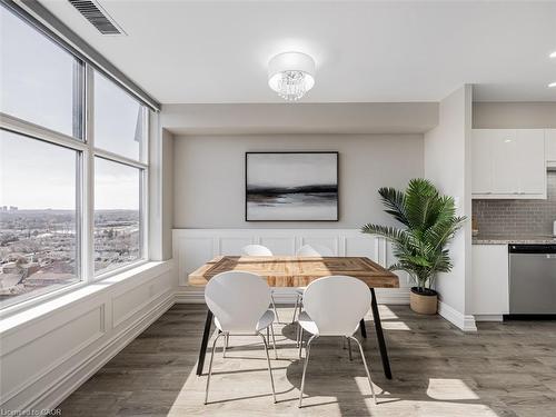 Uph7-880 Dundas Street W, Mississauga, ON - Indoor Photo Showing Dining Room