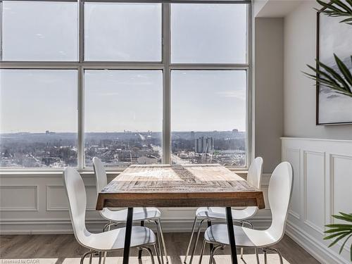Uph7-880 Dundas Street W, Mississauga, ON - Indoor Photo Showing Dining Room