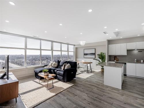 Uph7-880 Dundas Street W, Mississauga, ON - Indoor