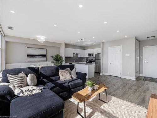 Uph7-880 Dundas Street W, Mississauga, ON - Indoor Photo Showing Living Room