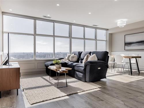 Uph7-880 Dundas Street W, Mississauga, ON - Indoor Photo Showing Living Room