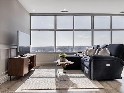 Uph7-880 Dundas Street W, Mississauga, ON - Indoor Photo Showing Living Room