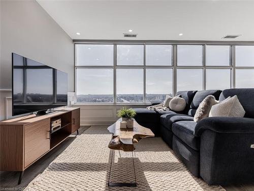 Uph7-880 Dundas Street W, Mississauga, ON - Indoor Photo Showing Living Room