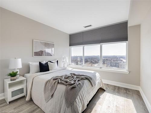 Uph7-880 Dundas Street W, Mississauga, ON - Indoor Photo Showing Bedroom