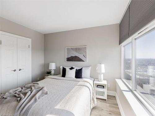 Uph7-880 Dundas Street W, Mississauga, ON - Indoor Photo Showing Bedroom
