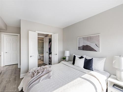 Uph7-880 Dundas Street W, Mississauga, ON - Indoor Photo Showing Bedroom