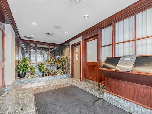 Uph7-880 Dundas Street W, Mississauga, ON - Indoor Photo Showing Other Room