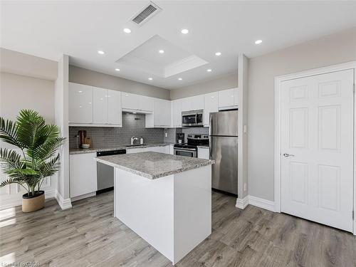 Uph7-880 Dundas Street W, Mississauga, ON - Indoor Photo Showing Kitchen With Stainless Steel Kitchen With Upgraded Kitchen