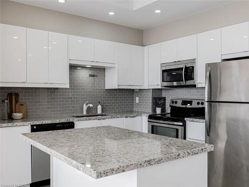 Uph7-880 Dundas Street W, Mississauga, ON - Indoor Photo Showing Kitchen With Stainless Steel Kitchen With Upgraded Kitchen