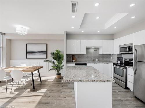 Uph7-880 Dundas Street W, Mississauga, ON - Indoor Photo Showing Kitchen With Stainless Steel Kitchen With Upgraded Kitchen