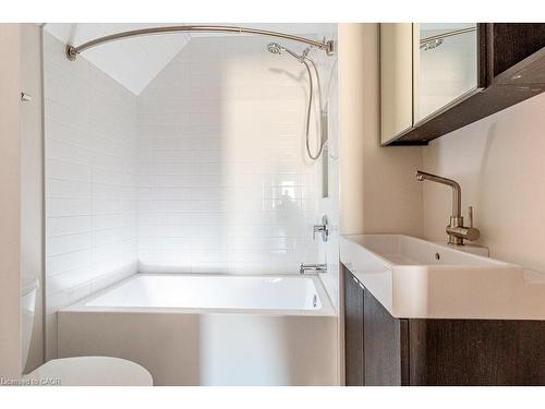 250 Avondale Street, Hamilton, ON - Indoor Photo Showing Bathroom