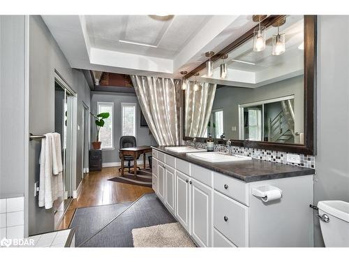 19 Oxford Street, Hamilton, ON - Indoor Photo Showing Bathroom