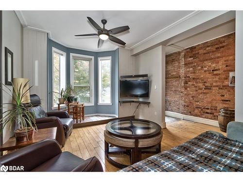 19 Oxford Street, Hamilton, ON - Indoor Photo Showing Living Room