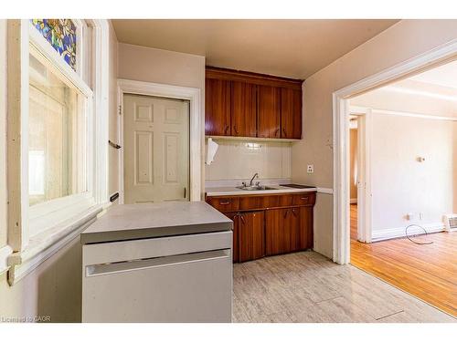 132 Tope Crescent, Hamilton, ON - Indoor Photo Showing Kitchen
