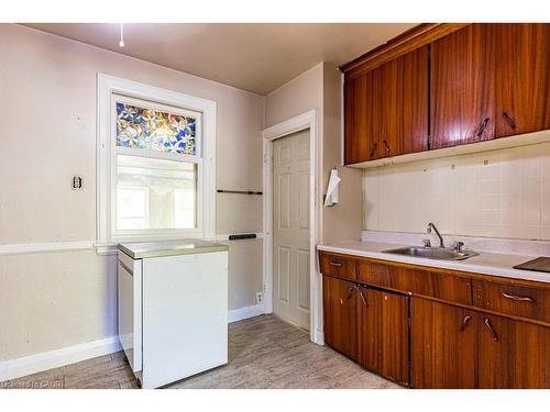 132 Tope Crescent, Hamilton, ON - Indoor Photo Showing Kitchen