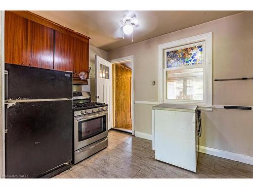 132 Tope Crescent, Hamilton, ON - Indoor Photo Showing Kitchen