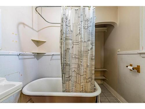 132 Tope Crescent, Hamilton, ON - Indoor Photo Showing Bathroom