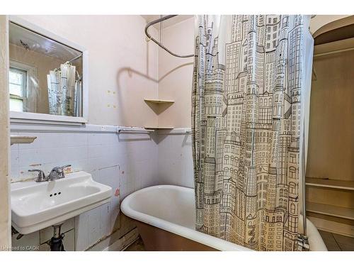 132 Tope Crescent, Hamilton, ON - Indoor Photo Showing Bathroom