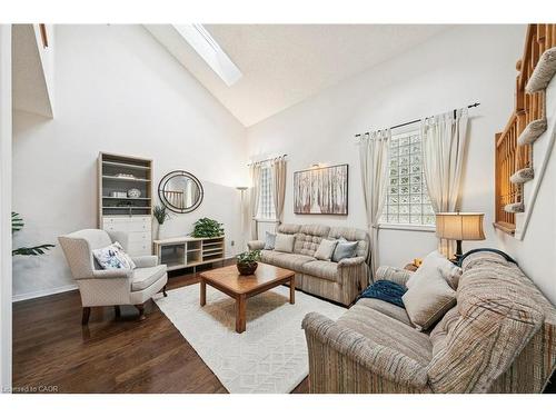 2210 Heidi Avenue, Burlington, ON - Indoor Photo Showing Living Room
