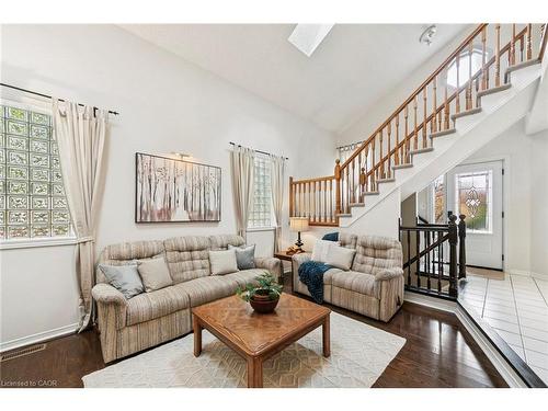 2210 Heidi Avenue, Burlington, ON - Indoor Photo Showing Living Room