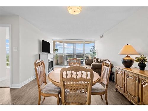 1107-5090 Pinedale Avenue, Burlington, ON - Indoor Photo Showing Dining Room