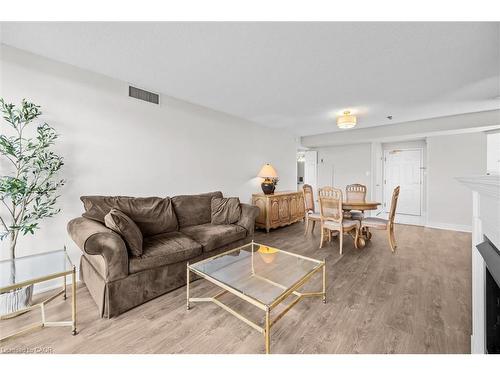 1107-5090 Pinedale Avenue, Burlington, ON - Indoor Photo Showing Living Room