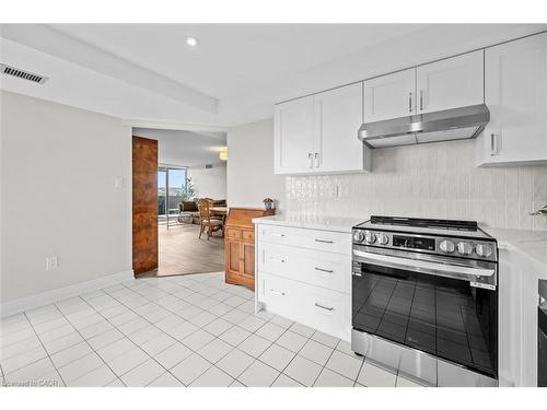 1107-5090 Pinedale Avenue, Burlington, ON - Indoor Photo Showing Kitchen