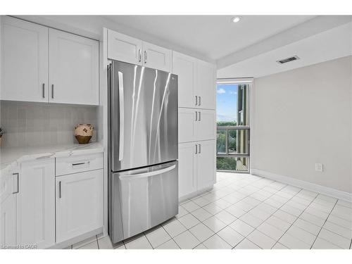 1107-5090 Pinedale Avenue, Burlington, ON - Indoor Photo Showing Kitchen