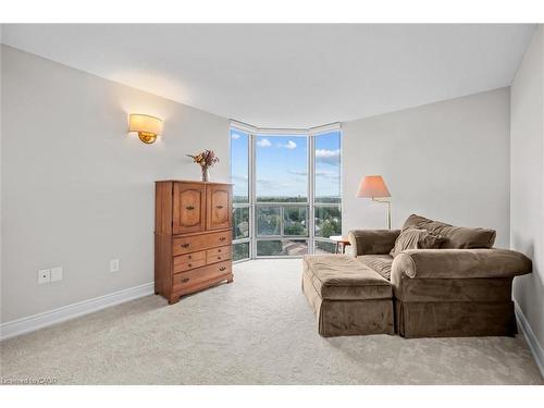1107-5090 Pinedale Avenue, Burlington, ON - Indoor Photo Showing Living Room