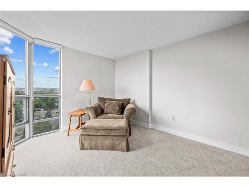 1107-5090 Pinedale Avenue, Burlington, ON - Indoor Photo Showing Living Room