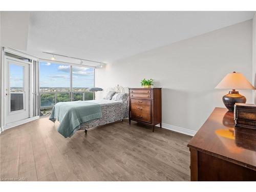 1107-5090 Pinedale Avenue, Burlington, ON - Indoor Photo Showing Bedroom