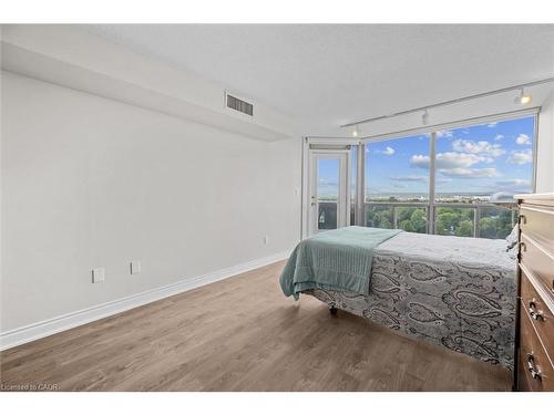 1107-5090 Pinedale Avenue, Burlington, ON - Indoor Photo Showing Bedroom