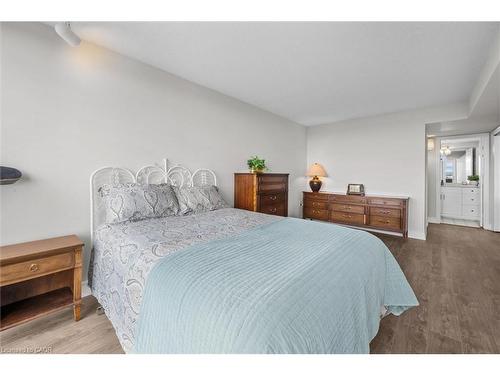 1107-5090 Pinedale Avenue, Burlington, ON - Indoor Photo Showing Bedroom