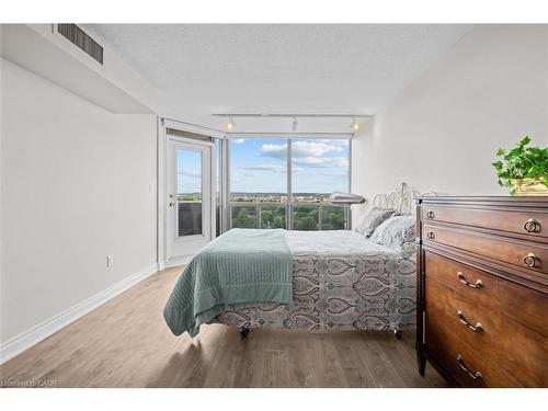 1107-5090 Pinedale Avenue, Burlington, ON - Indoor Photo Showing Bedroom