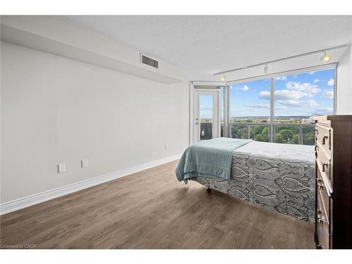 1107-5090 Pinedale Avenue, Burlington, ON - Indoor Photo Showing Bedroom