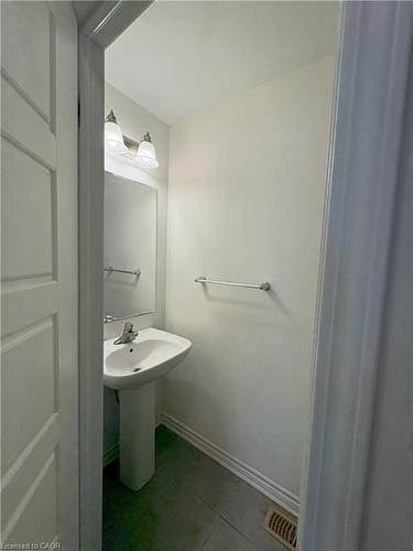51 Pointer Street, Cambridge, ON - Indoor Photo Showing Bathroom