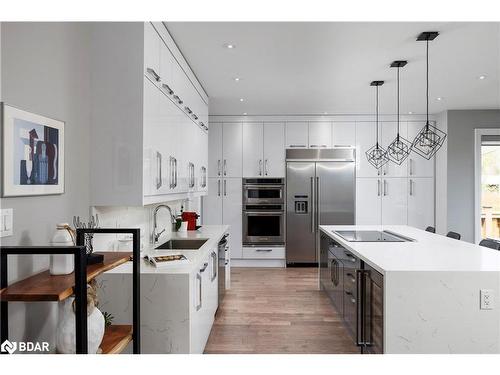 443 Seabourne Drive, Oakville, ON - Indoor Photo Showing Kitchen With Upgraded Kitchen