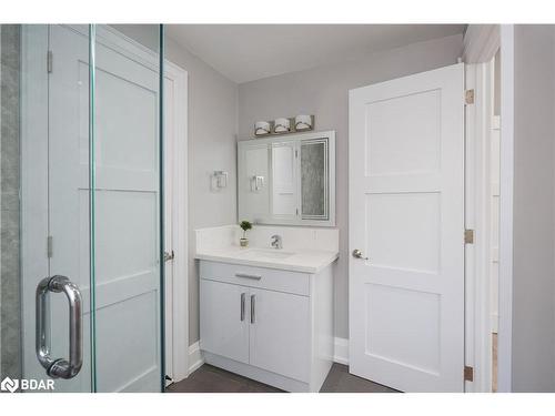 443 Seabourne Drive, Oakville, ON - Indoor Photo Showing Bathroom