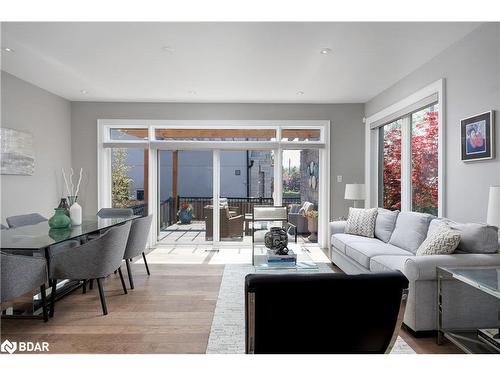 443 Seabourne Drive, Oakville, ON - Indoor Photo Showing Living Room