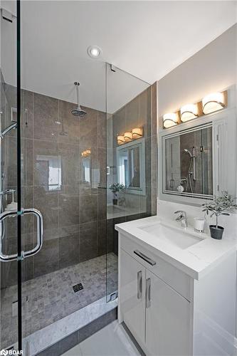 443 Seabourne Drive, Oakville, ON - Indoor Photo Showing Bathroom