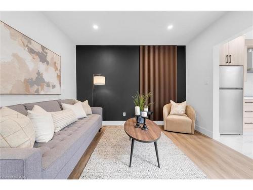 20 Hill Street, Hamilton, ON - Indoor Photo Showing Living Room
