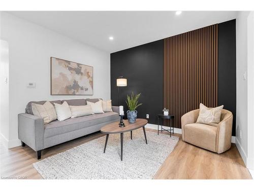20 Hill Street, Hamilton, ON - Indoor Photo Showing Living Room