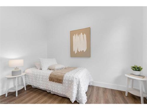 20 Hill Street, Hamilton, ON - Indoor Photo Showing Bedroom