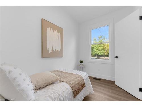 20 Hill Street, Hamilton, ON - Indoor Photo Showing Bedroom