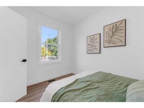 20 Hill Street, Hamilton, ON - Indoor Photo Showing Bedroom
